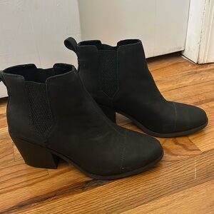 Tom’s black leather boots